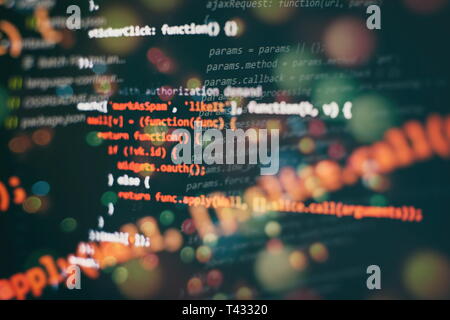 Laufenden Computer Daten/WWW-Programmierung. Codierung script Text auf dem Bildschirm. Notebook closeup Foto. Stockfoto