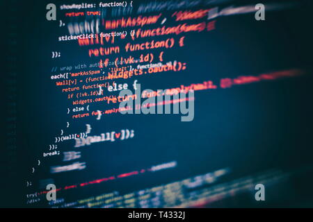 Laufenden Computer Daten/WWW-Programmierung. Codierung script Text auf dem Bildschirm. Notebook closeup Foto. Stockfoto