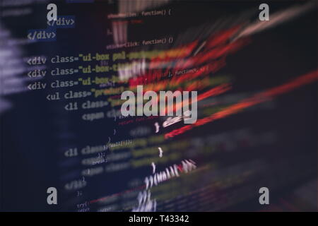 Laufenden Computer Daten/WWW-Programmierung. Codierung script Text auf dem Bildschirm. Notebook closeup Foto. Stockfoto