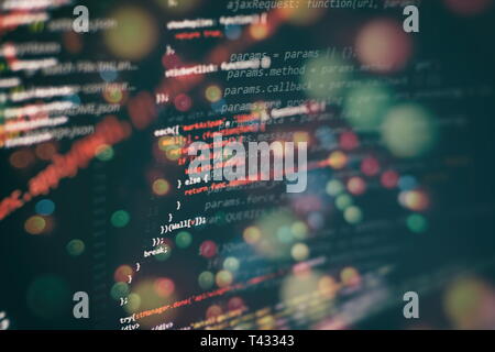 Laufenden Computer Daten/WWW-Programmierung. Codierung script Text auf dem Bildschirm. Notebook closeup Foto. Stockfoto