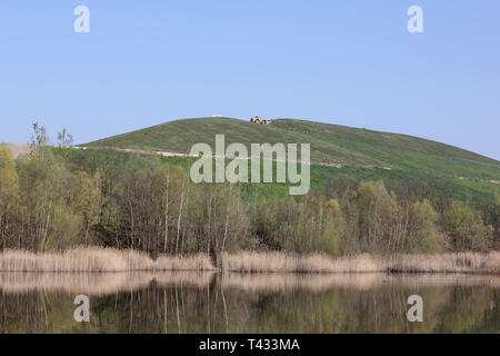 Blick auf den Hügel Arkenberge in Berlin im Frühjahr Stockfoto