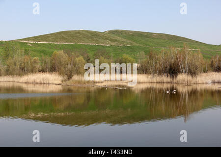 Kleinen See und die Hügel Arkenberge in Berlin Stockfoto