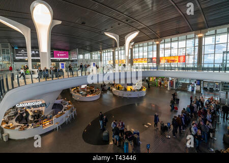 Warschau, Polen. April 2019. Innenansicht der zentralen Warschauer Bahnhof Stockfoto