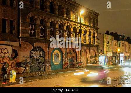 Altes Gebäude mit Graffitis in Bristol, Großbritannien Stockfoto