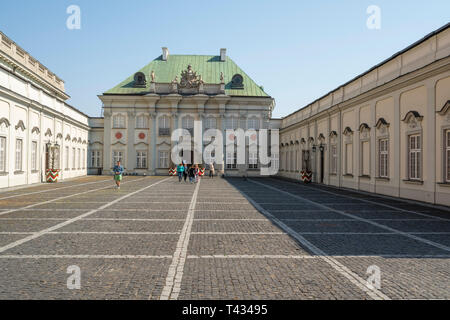 Warschau, Polen. April, 2019. Blick auf den Innenhof des Copper-Roof Palace Stockfoto