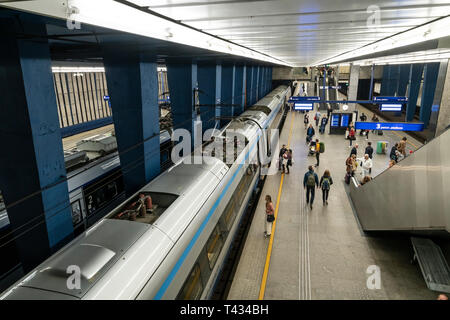 Warschau, Polen. April, 2019. Blick auf den Bahnsteigen der zentralen Warschauer Bahnhof Stockfoto