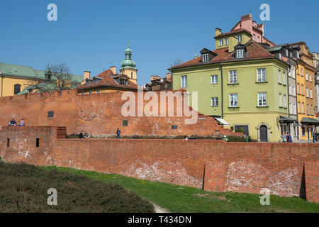 Warschau, Polen. April 2019. Panoramablick auf die alte Stadtmauer Stockfoto