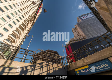 Madrid, Spanien - 16. Januar 2018: Plaza de Espana u-bahn Station, Riu Hotel und Edificio España Gebäude in der Innenstadt von Madrid Stockfoto