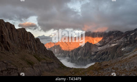 Feurigen Sonnenuntergang in den Wolken über den Bergen Pyrenee, Frankreich Stockfoto