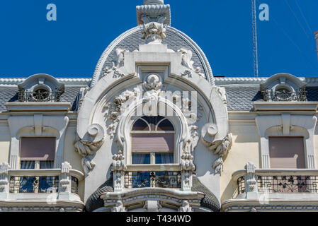 Balkon der Art Nouveau Gebäude Haus des Gallardo (Casa Gallardo) in der Calle Ferraz Street und Plaza de Espana Square Kreuzung in Madrid, Spanien. Stockfoto