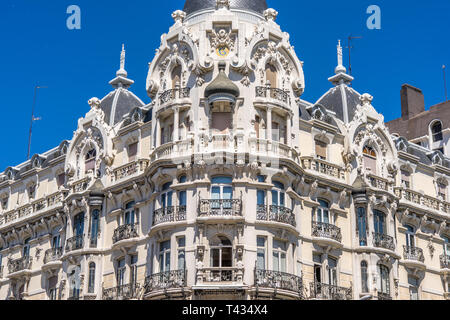 Wunderschöne Jugendstilgebäude Haus der Gallardo oder Casa Gallardo. In der Calle Ferraz Street und Plaza de Espana Square Kreuzung in Madrid, Spanien. Stockfoto