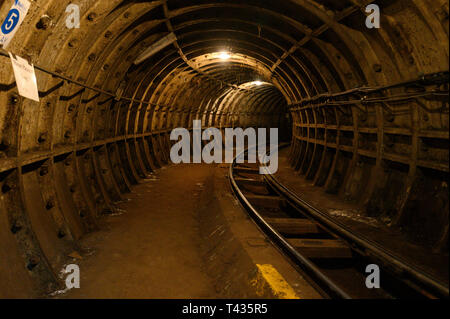Ein schmalspuriger Eisenbahntunnel Teil des London Mail Rail Museums ( Mail Rail ) in London Stockfoto