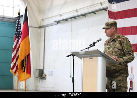 Oberst W. Scott Gallaway, brigade Kommandeur des 4. Combat Aviation Brigade, 4 Infanterie Divison liefert seine endgültige Adresse vor dem Übergang zu 1 Combat Aviation Brigade, 1 Infanterie Divison Feb.21, 2019 in Illesheim Army Air Field, Deutschland. 4. CAB diente als der dritte Drehung eines US-Aviation Brigade Präsenz in Europa, Atlantik lösen. Stockfoto