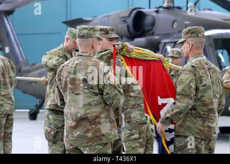 Oberst W. Scott Gallaway, brigade Kommandeur des 4. Combat Aviation Brigade, 4 Infanterie Division, Command Sgt. Maj. Marty H. Buch mit 4 Kabine, 4.-ID und Chief Warrant Officer 5 Jimmie Brooks, brigade Chief Warrant Officer des 4 Kabine, 4.-ID die Brigade Farben beim Übergang von Autorität Zeremonie Feb.21, 2019 in Illesheim Army Air Field, Deutschland. 4. CAB diente als der dritte Drehung eines US-Aviation Brigade Präsenz in Europa, Atlantik lösen. Stockfoto