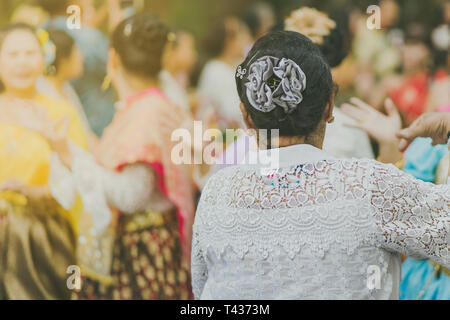 Schöne Thai Frauen in traditioneller thailändischer Kostüm Thai Tanz während in Songkran Festival durchführen. Stockfoto