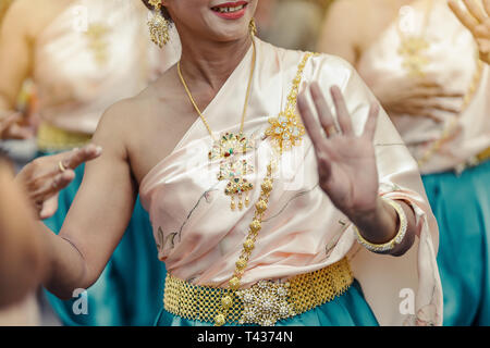 Schöne Thai Frauen in traditioneller thailändischer Kostüm Thai Tanz während in Songkran Festival durchführen. Stockfoto