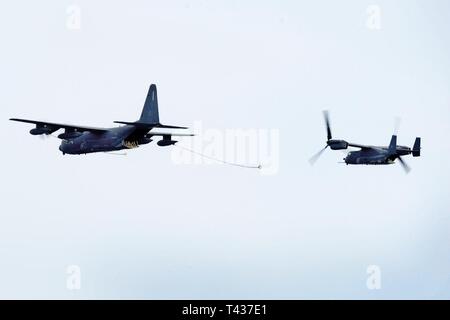 Ein MC-130J Commando II und ein CV-22 Osprey zugeordnet zu den 352 Special Operations Wing ein Flypast über endcliffe Park während der Mi Amigo 75. Jahrestag flypast Veranstaltung Feb.22, 2019 in Sheffield, England. Tausende von britischen Bewohner kamen im Park die Erinnerung an die 10 gefallenen US-Flieger, die starb, als ihren Krieg - verkrüppelten B-17 Flying Fortress crash gelandet zu vermeiden, töten Residence und in der Nähe von Kinder zu Ehren. Stockfoto