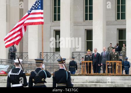 Usa handeln Verteidigungsminister Patrick M. Shanahan und Vorsitzender des Generalstabs, US Marine Corps Gen. Joe Dunford, hosten ihre türkischen Kollegen Minister für Nationale Verteidigung Hulusi Akar und Generalstabschef General Yasar Guler während eines vollen Ehre Willkommenszeremonie auf das Pentagon in Washington, D.C., Jan. 22, 2019. Stockfoto