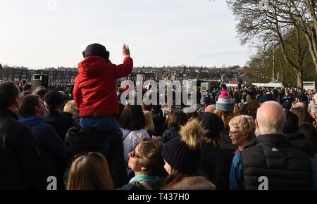 Ein Junge Wellen während der Mi Amigo 75 Jahre Gedenkstätte Überführung bei endcliffe Park in Sheffield, England, Februar 22, 2019. Tausende von Menschen versammelten und beobachtete eine Überführung in Erinnerung an die Mi Amigo Crew, abgestürzt und starben während des Zweiten Weltkrieges. Stockfoto