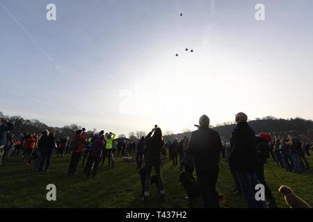 Publikum Fotos und die Mi Amigo 75 Jahre Gedenkstätte Überführung an endcliffe Park in Sheffield, England, 24.02.22, 2019 Uhr. 48Th Fighter Wing F-15E Strike Eagles gezeigt, eine fehlende Mann formation Tribut an die Mi Amigo Crew, die das ultimative Opfer während des Zweiten Weltkrieges gab zu zahlen Stockfoto