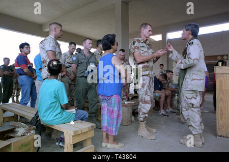 31. Oktober 1993 Mogadischu, Somalia: Ein Gottesdienst für US-Streitkräfte im Hauptquartier der UNOSOM, angeführt von einem Kaplan der 44. Medizinischen Brigade. Stockfoto