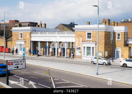 Gravesend, Kent. UK. Drop off und holen Punkt in Gravesend Bahnhof ausgeschildert ist. Stockfoto