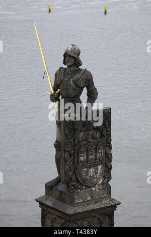 Statue von Bruncvík entworfen von Tschechischen Bildhauer Ludvík Šimek (1884) auf der Brücke Säule auf der Karlsbrücke in Prag, Tschechische Republik. Stockfoto