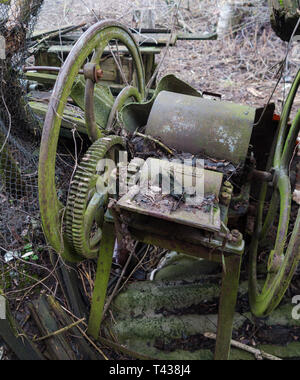 Tschernigow, Ukraine - 03/23/2015: alte sowjetische Maisstroh trunk Schneidemaschine. Adandoned, Moosigen und Vintage Stockfoto