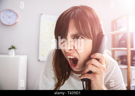 Porträt einer Entsetzte Geschäftsfrau Gespräch am Telefon Stockfoto