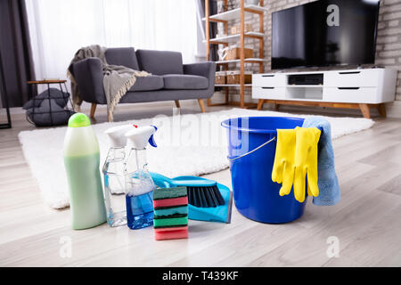 In der Nähe der Reinigung Produkte und Tools auf Parkett im Wohnzimmer Stockfoto