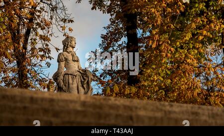 Statue des Jardin du Luxembourg in Paris, bewundern Sie die Schönheit des Herbstes Stockfoto