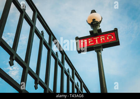 Landschaft der U-Schild am Ausgang des Bahnhofs in Paris Stockfoto