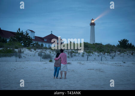 Asian paar Leuchtturm am Strand beobachten Stockfoto