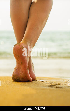 Frau zu Fuß am Sandstrand Stockfoto