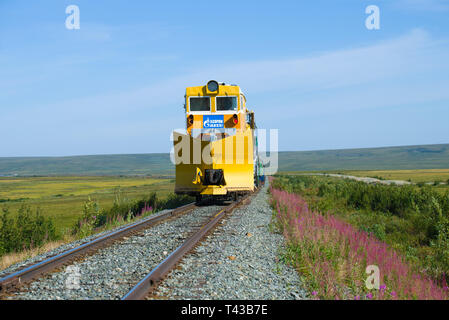 YAMAL, Russland - 22. AUGUST 2018: Der schneepflug auf der nördlichsten Eisenbahn im sonnigen Sommertag Stockfoto