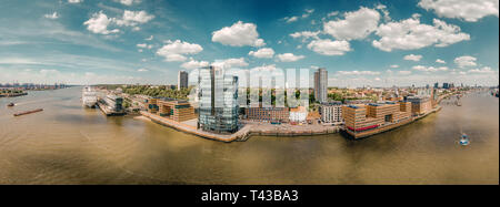 Großes panorama Hamburg bei schönem Wetter Stockfoto