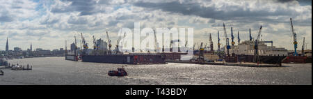 Großes Panorama vom Hamburger Hafen Stockfoto