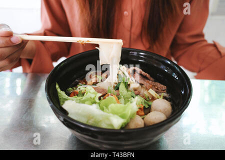 Authentische Thai Nudeln essen in Thailand. Stockfoto