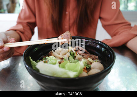 Authentische Thai Nudeln essen in Thailand. Stockfoto