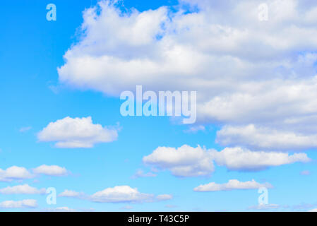 Cumulus Wolken im blauen Himmel bei Tag. Natürliche Hintergrund Foto Textur Stockfoto