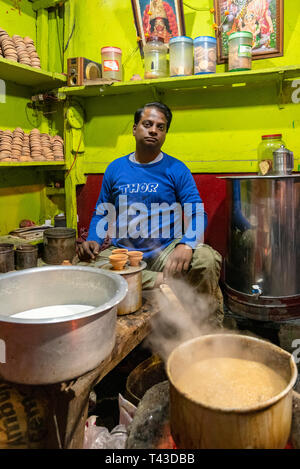 Vertikale Porträt eines traditionellen Chai Wallah Verkauf von Tee aus seinem kleinen Shop in Kalkutta aka Kalkutta, Indien. Stockfoto