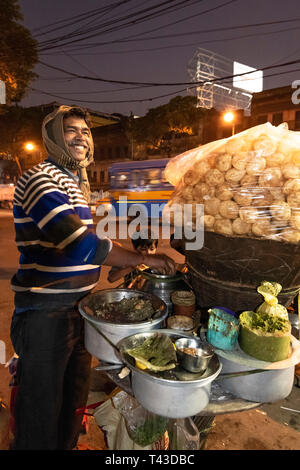 Vertikale Ansicht von einem Straßenhändler verkaufen phuchka in Kalkutta aka Kalkutta, Indien. Stockfoto