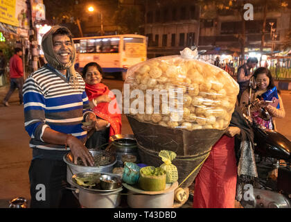 Horizontale Ansicht von einem Straßenhändler verkaufen phuchka in Kalkutta aka Kalkutta, Indien. Stockfoto