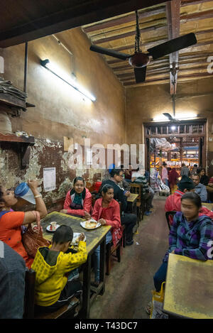 Vertikale Ansicht Lokale Leute in einem ramshackled Restaurant in Kalkutta aka Kalkutta, Indien zu essen. Stockfoto
