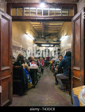 Vertikale Ansicht Lokale Leute in einem ramshackled Restaurant in Kalkutta aka Kalkutta, Indien zu essen. Stockfoto