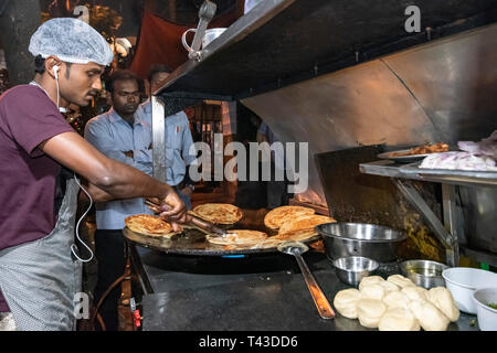 Horizontale Ansicht von streetfood in Kalkutta aka Kalkutta, Indien vorbereitet. Stockfoto