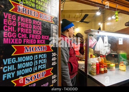 Horizontale Ansicht des Menüs zu einem streetfood in Kalkutta aka Kalkutta, Indien. Stockfoto