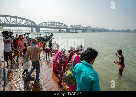 Horizontale Ansicht der Kalighat am Ufer des Hooghly River in Kalkutta aka Kalkutta, Indien. Stockfoto