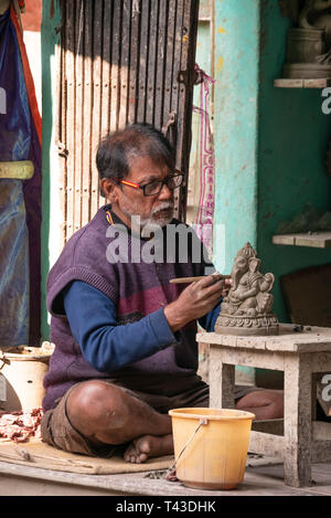 Vertikale Ansicht von einem Mann sculpting ein Ton Statue von Lord Ganesh in Kalkutta aka Kalkutta, Indien. Stockfoto