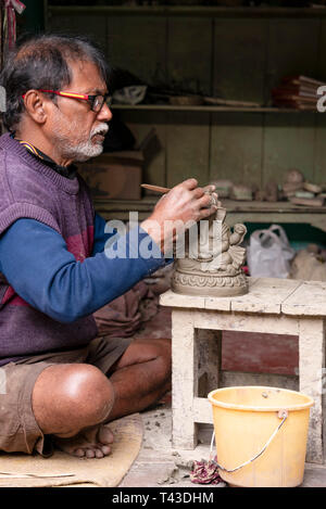 Vertikale Ansicht eines Töpfers in Kalkutta aka Kalkutta, Indien. Stockfoto